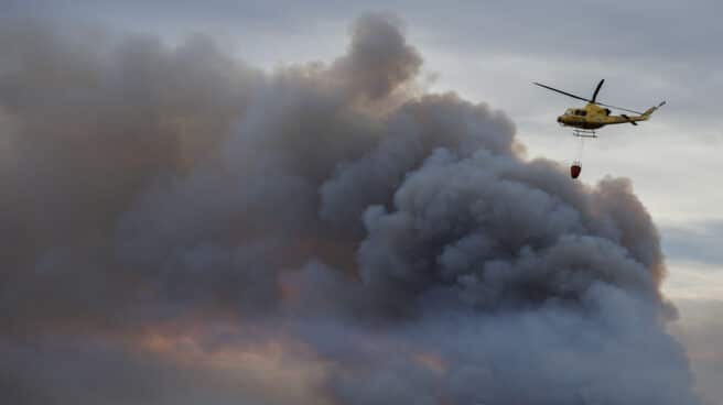 Medios aéreos y terrestres intentar frenar el avance del incendio de Viver
