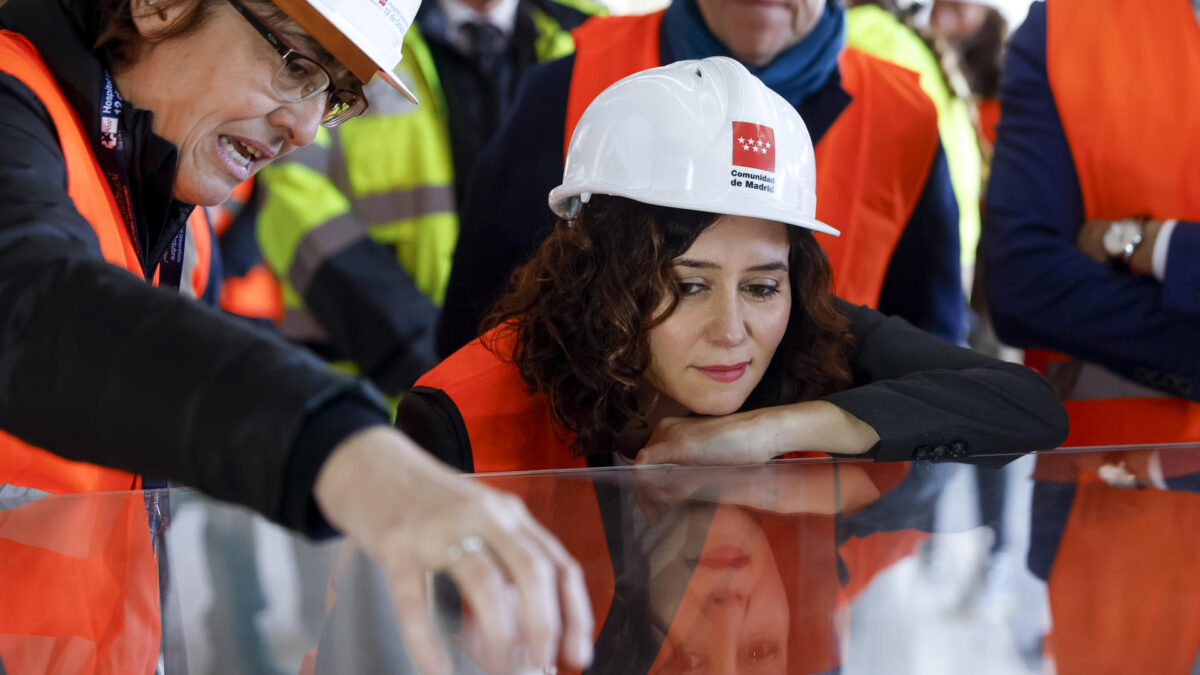 La presidenta de la Comunidad de Madrid, Isabel Díaz Ayuso, en las obras del Hospital Universitario 12 de octubre.