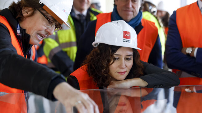 La presidenta de la Comunidad de Madrid, Isabel Díaz Ayuso, en las obras del Hospital Universitario 12 de octubre.