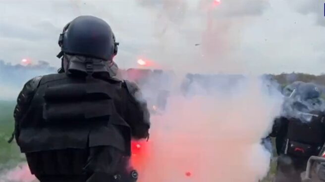 Un gendarme, atacado durante las protestas ecologistas este sábado. Un gendarme, atacado durante las protestas ecologistas este sábado.