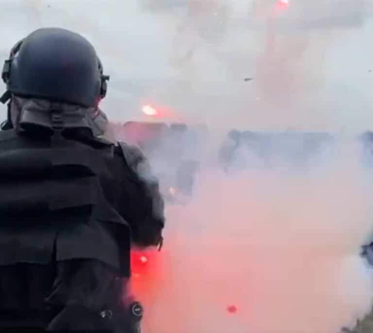 La tensión se desborda en Francia: miles de manifestantes se enfrentan a la Policía en una protesta ecologista