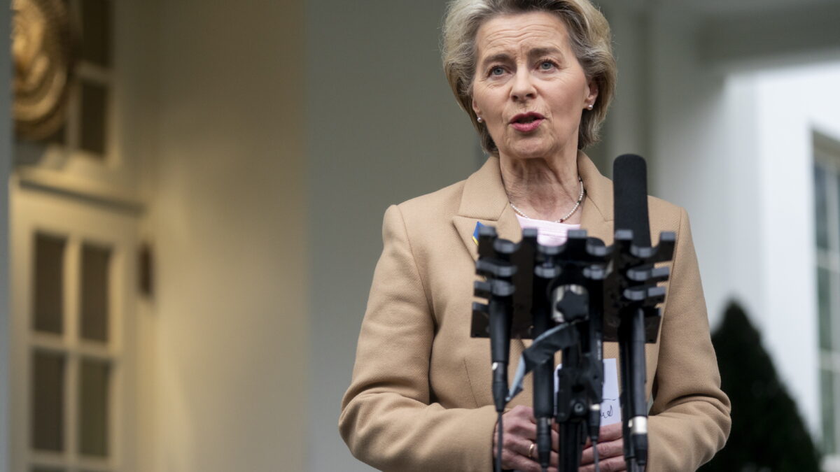 La presidenta de la Comisión Europea, Ursula von der Leyen, habla con los medios de comunicación