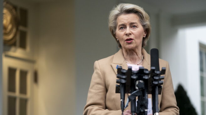 La presidenta de la Comisión Europea, Ursula von der Leyen, habla con los medios de comunicación