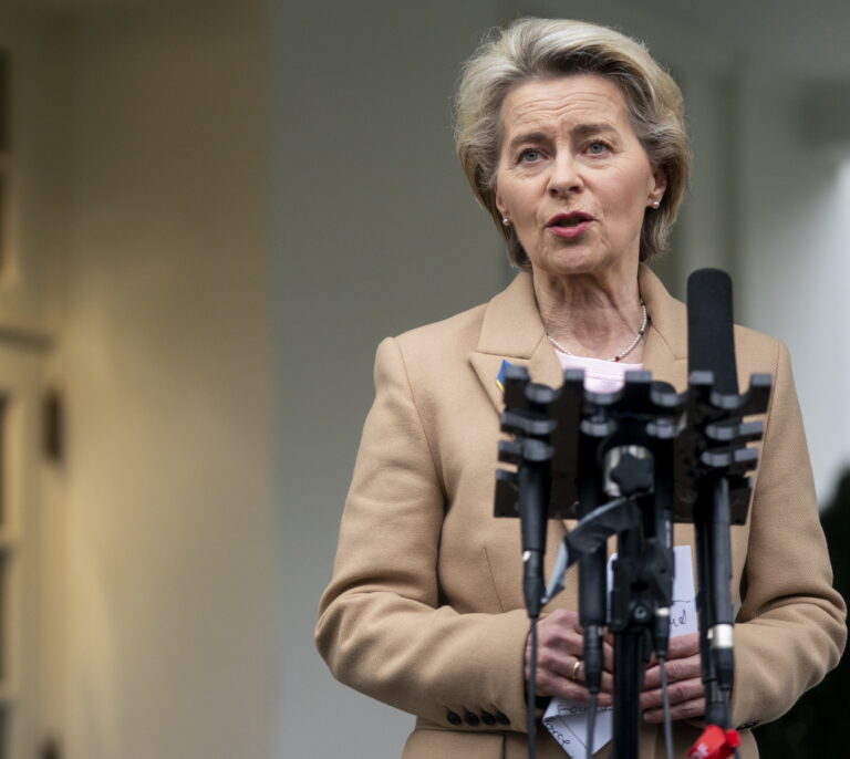 Bruselas propone una reforma eléctrica descafeinada