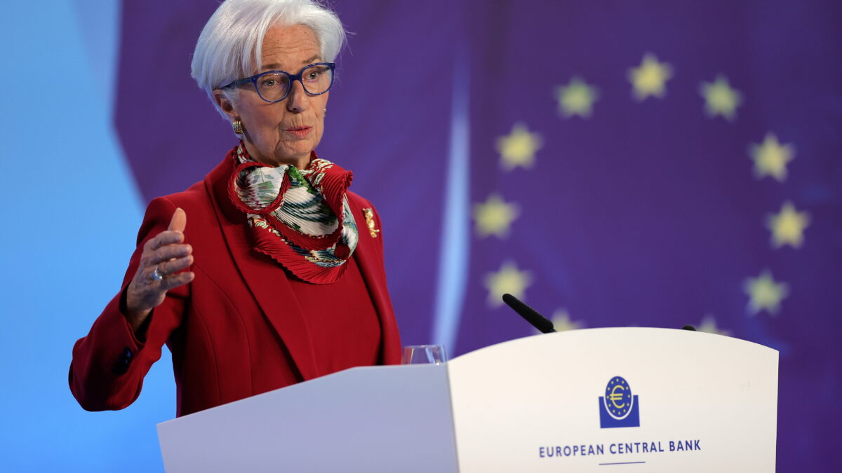 Lagarde amenaza con endurecer su política monetaria si los países no retiran las ayudas energéticas