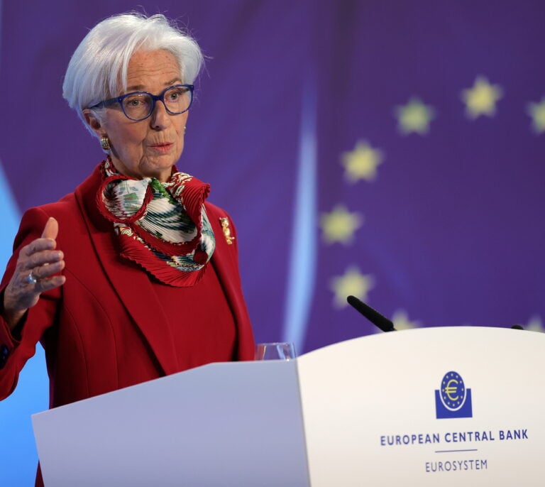 Lagarde amenaza con endurecer su política monetaria si los países no retiran las ayudas energéticas