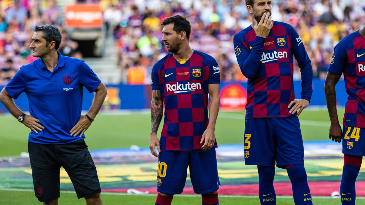 Ernesto Valverde, junto a Leo Messi y Gerard Piqué durante su etapa como entrenador del Fútbol Club Barcelona.