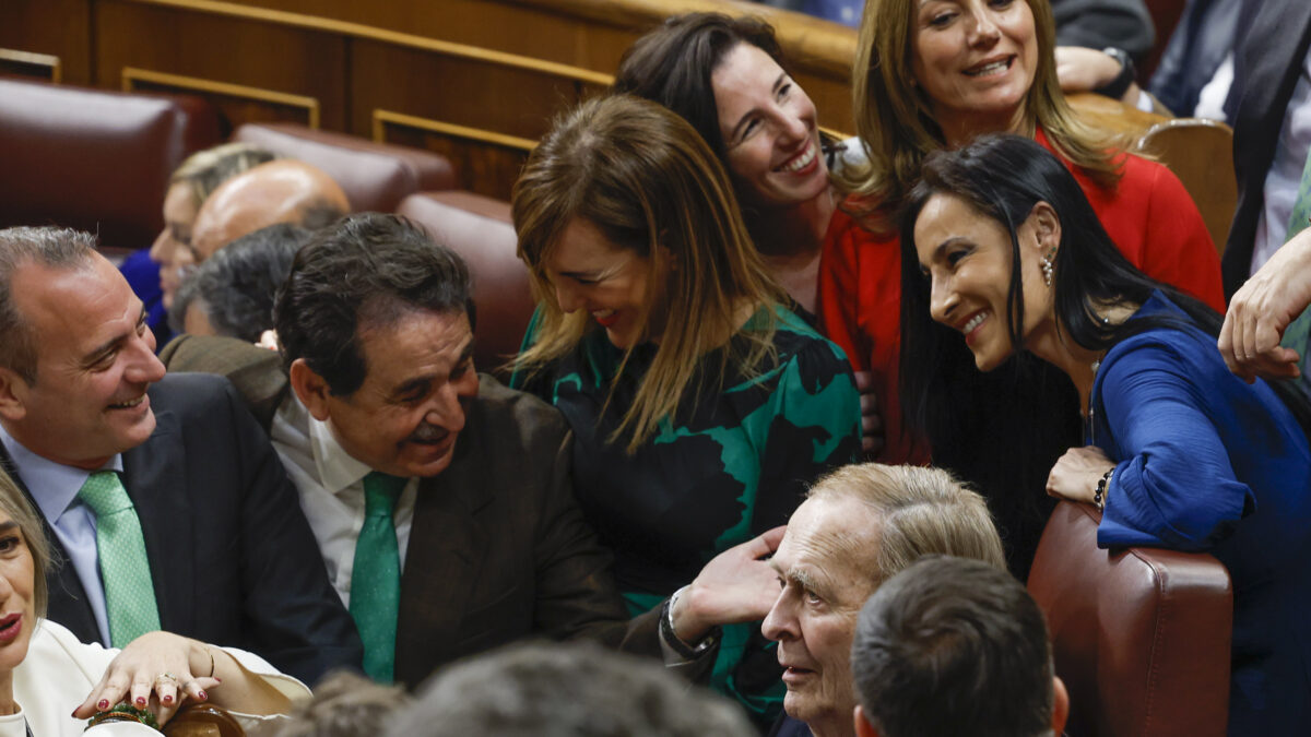 Diputados de Vox rodean a Tamames al término del debate de la moción de censura.