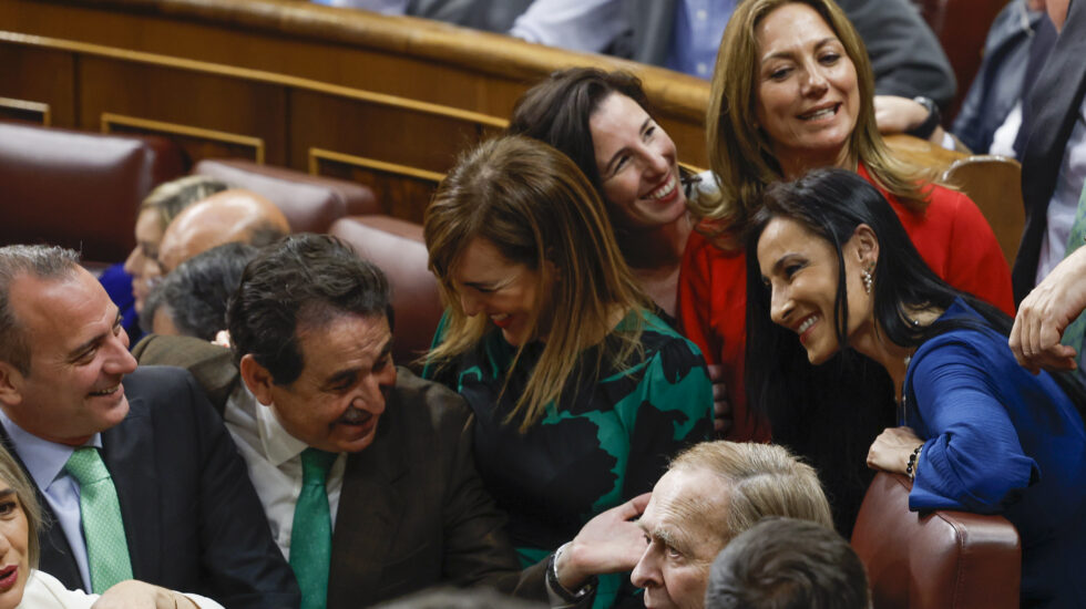 Diputados de Vox rodean a Tamames al término del debate de la moción de censura.