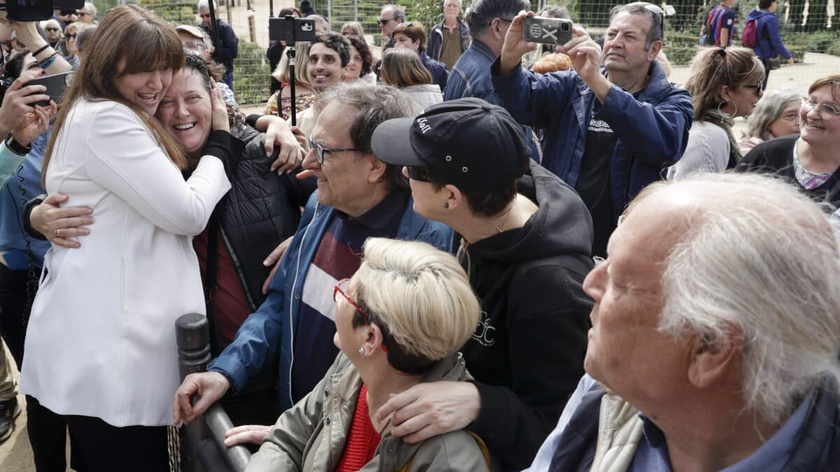 GRAFCAT8293 BARCELONA 30/03/2023.- La presidenta suspendida del Parlament de Cataluña, Laura Borràs, es saludada por sus simpatizantes, tras su intervención frente al edificio del Parlament este mediodía tras serle comunicada hoy la sentencia emitida por el Tribunal Superior de Justicia de Catalunya (TSJC), la cual le condena a cuatro años, seis meses y un día de prisión y a 13 años y un día de inhabilitación para el ejercicio de empleos o cargos públicos efectivos por un delito de falsedad documental y otro de prevaricación por haber fraccionado contratos. EFE/Quique Garcia