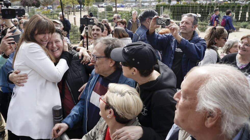 GRAFCAT8293 BARCELONA 30/03/2023.- La presidenta suspendida del Parlament de Cataluña, Laura Borràs, es saludada por sus simpatizantes, tras su intervención frente al edificio del Parlament este mediodía tras serle comunicada hoy la sentencia emitida por el Tribunal Superior de Justicia de Catalunya (TSJC), la cual le condena a cuatro años, seis meses y un día de prisión y a 13 años y un día de inhabilitación para el ejercicio de empleos o cargos públicos efectivos por un delito de falsedad documental y otro de prevaricación por haber fraccionado contratos. EFE/Quique Garcia