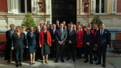 Feijóo se reúne con los embajadores europeos durante la moción y reprocha que Podemos "apoye a Putin"