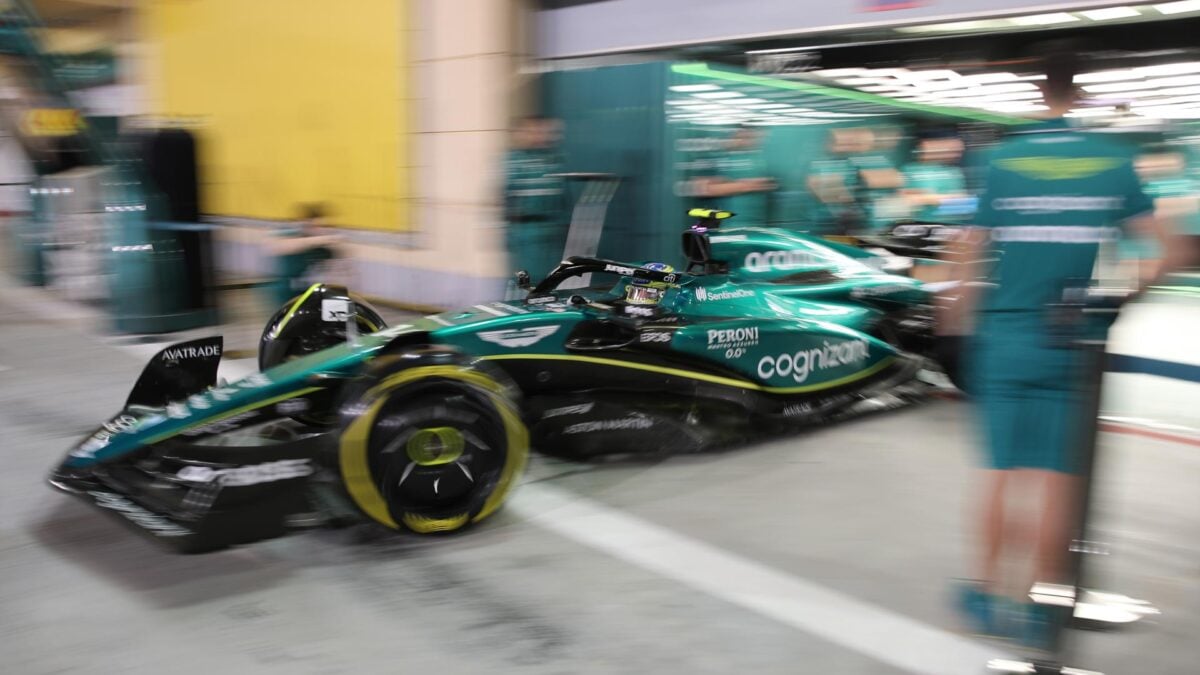 Fernando Alonso sale del garaje de Aston Martin durante los test de Bahréin.