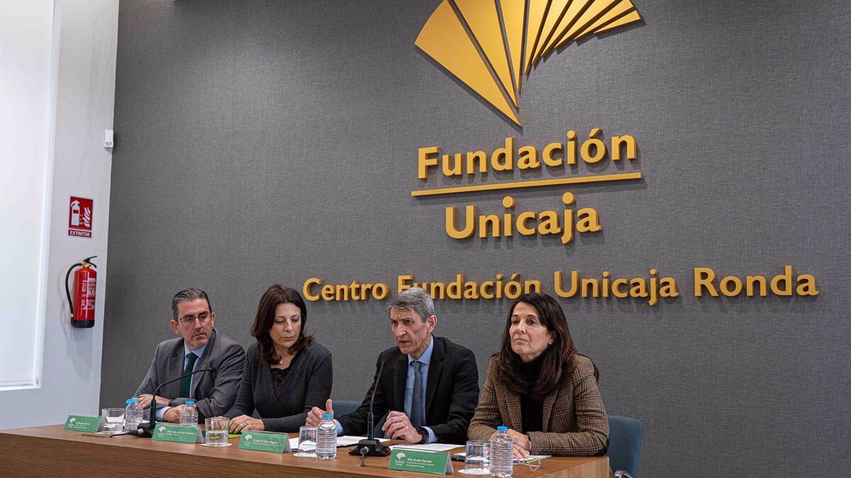 El presidente de la Fundación Bancaria Unicaja, José M. Domínguez; la alcaldesa de Ronda, Mari Paz Fernández; el director general de la Fundación Bancaria Unicaja, Sergio Corral, y la directora de Actividades Culturales de la institución, Emilia Garrido.