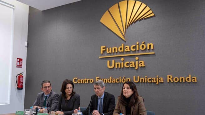 El presidente de la Fundación Bancaria Unicaja, José M. Domínguez; la alcaldesa de Ronda, Mari Paz Fernández; el director general de la Fundación Bancaria Unicaja, Sergio Corral, y la directora de Actividades Culturales de la institución, Emilia Garrido.