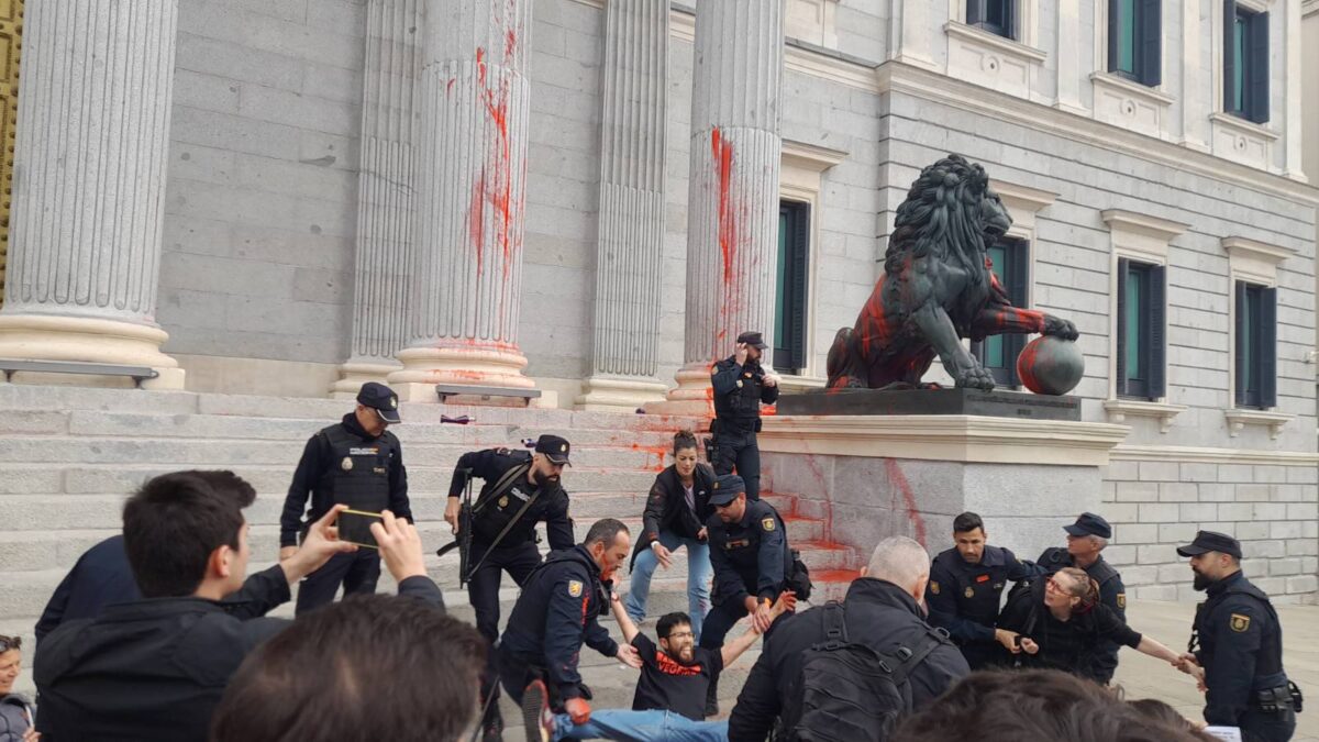 Nueve detenidos de Futuro Vegetal por pintar a uno de los leones del Congreso el día que juzgan a activistas climáticos por lo mismo