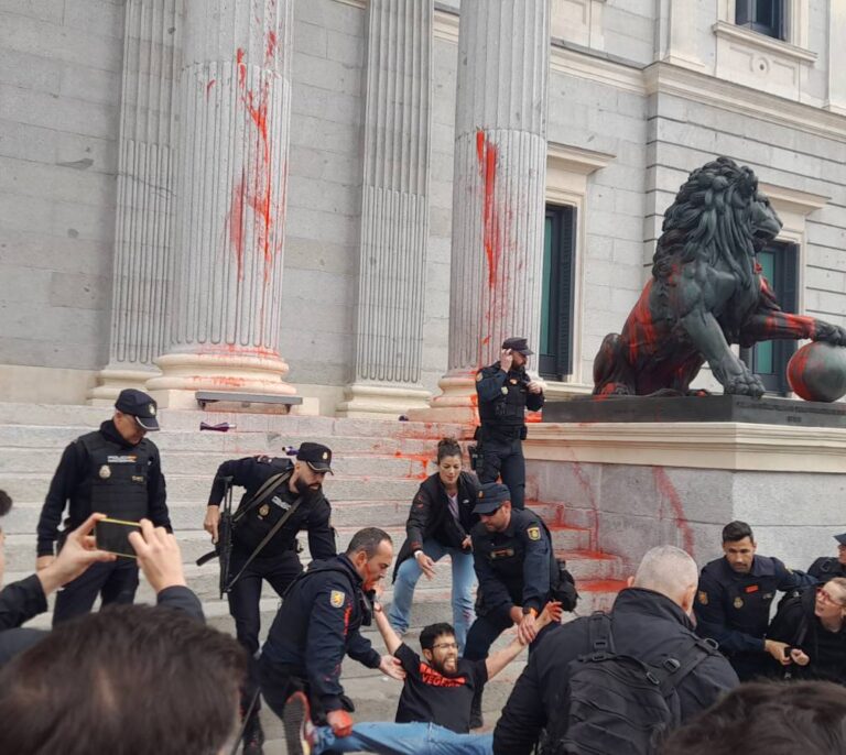Nueve detenidos de Futuro Vegetal por pintar a uno de los leones del Congreso el día que juzgan a activistas climáticos por lo mismo