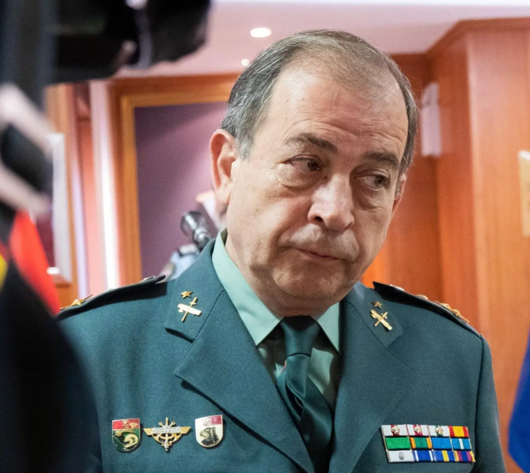 El general Espinosa registraba una contabilidad B de los pagos y guardaba 61.110 euros en una caja de zapatos y entre la ropa