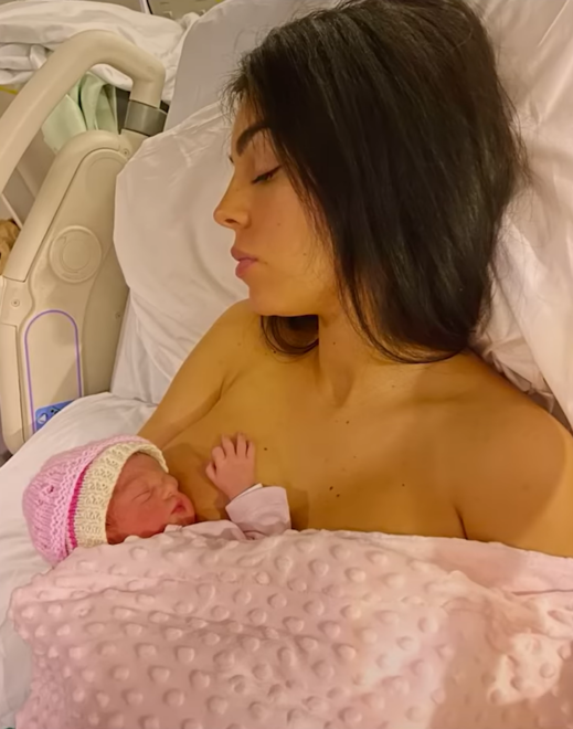 Georgina en el hospital con su hija Bella Esmeralda