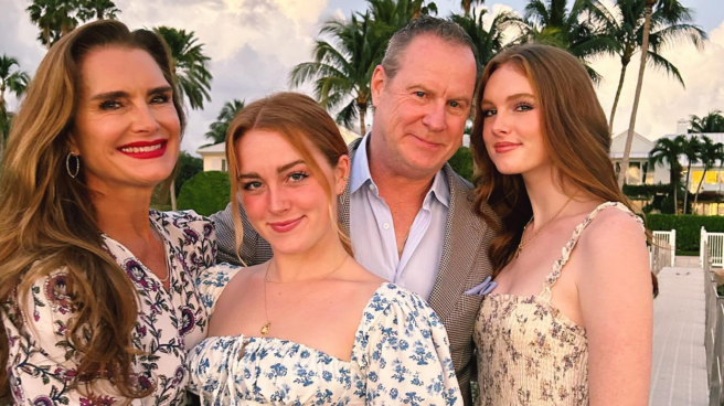 Brooke Shields con su marido, Chris Henchy, y sus dos hijas, Rowan y Grier