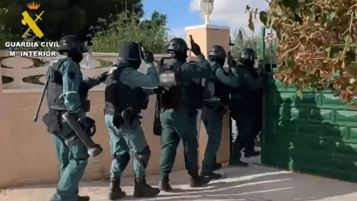 Heridos cuatro guardias civiles por los disparos de un hombre atrincherado en Alicante