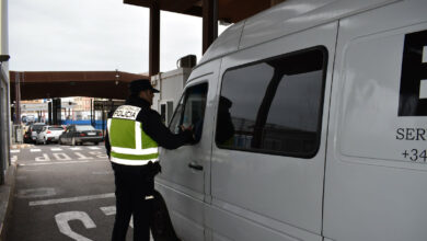 Detenidos en Melilla cinco jóvenes que recepcionaban droga lanzada desde Marruecos a través de la valla