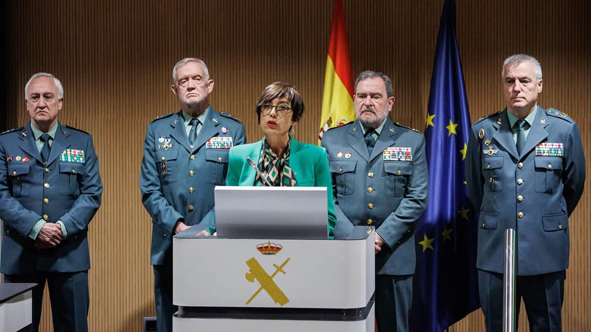 María Gámez rodeada de cuatro de los cinco tenientes generales de la Guardia Civil.