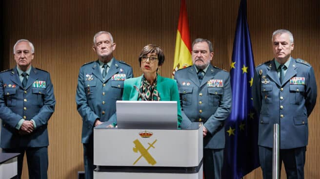 María Gámez rodeada de cuatro de los cinco tenientes generales de la Guardia Civil. María Gámez rodeada de cuatro de los cinco tenientes generales de la Guardia Civil.