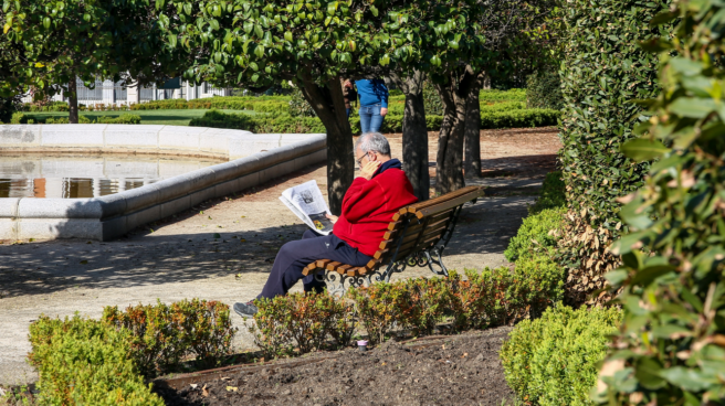 Hombre disfrutando de un día festivo en marzo 2023 en Madrid (España), en el Parque de El Retiro