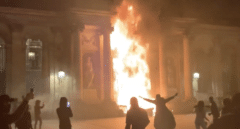 Incendian la puerta del ayuntamiento de Burdeos en las manifestaciones contra la reforma de pensiones