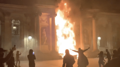 Incendian la puerta del ayuntamiento de Burdeos en las manifestaciones contra la reforma de pensiones