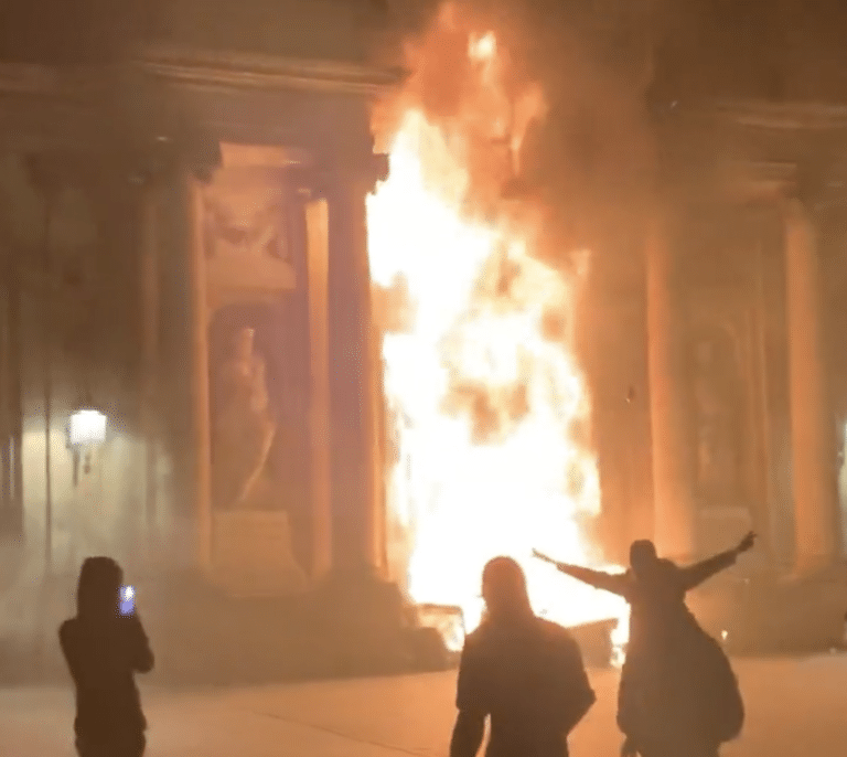 Incendian la puerta del ayuntamiento de Burdeos en las manifestaciones contra la reforma de pensiones