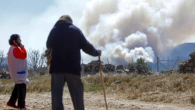 El viento reactiva el incendio de Castellón: el fuego llega al pueblo de Montán y desaloja otros tres municipios