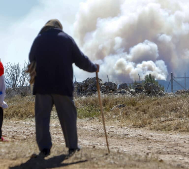 El viento reactiva el incendio de Castellón: el fuego llega al pueblo de Montán y desaloja otros tres municipios