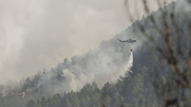 Trabajos nocturnos permiten que no avance el perímetro del fuego en Castellón