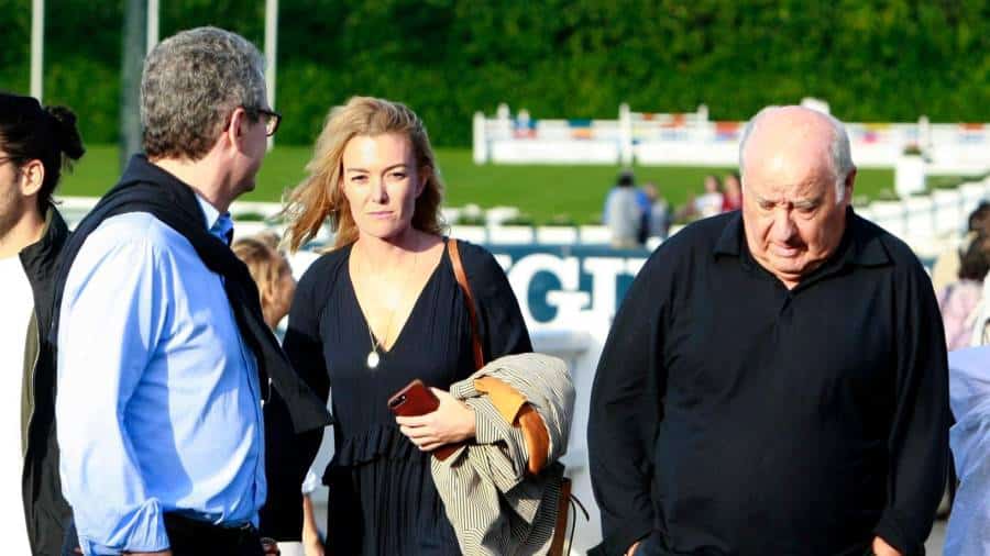 Marta Ortega con su padre, Amancio, en una competición hípica