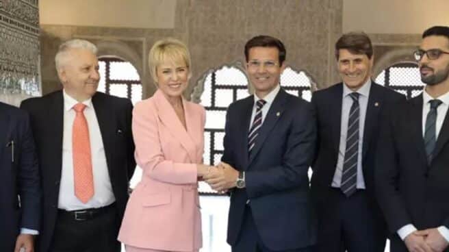 Carmen Artigas. secretaria de Estado de Digitalización, se saluda con Francisco Cuenca, alcalde de Granada, durante la firma del convenio con el centro de investigación de Emiratos Árabes Unidos ADIA Lab Carmen Artigas. secretaria de Estado de Digitalización, se saluda con Francisco Cuenca, alcalde de Granada, durante la firma del convenio con el centro de investigación de Emiratos Árabes Unidos ADIA Lab