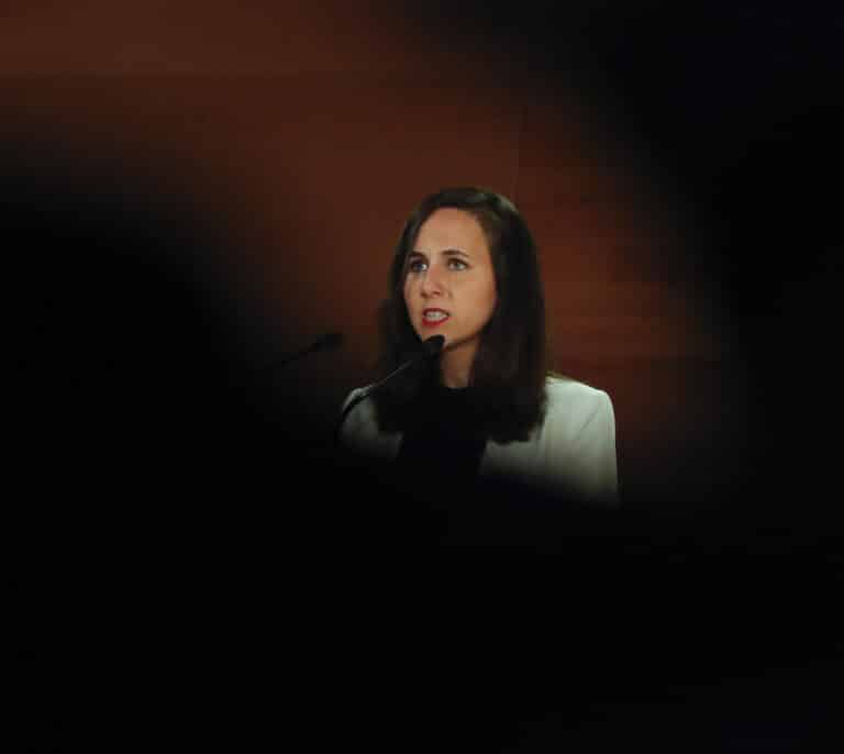 Belarra, viuda de Gobierno con luto de loro