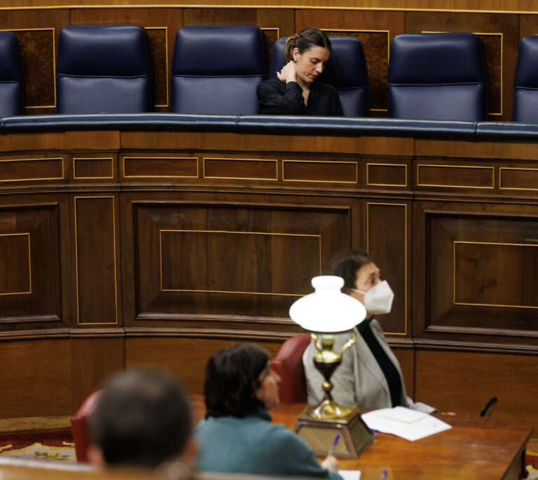 El PSOE abronca a Podemos en el Congreso: "Estamos cansadas de vuestras peroratas"