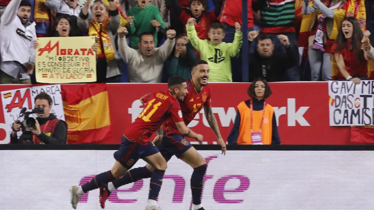 Joselu celebra uno de sus goles en su debut con España frente a Noruega.