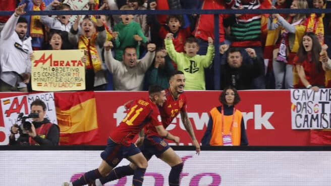 Joselu celebra uno de sus goles en su debut con España frente a Noruega.