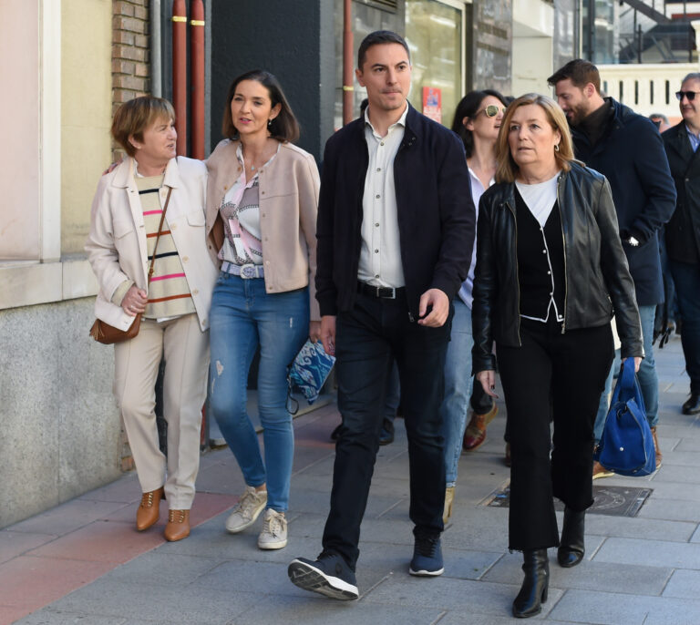 La insólita campaña del PSOE de Madrid: "No es Lobezno, es Lobato"