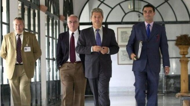 Juan Carlos Martínez (dcha.), en el Parlamento andaluz.