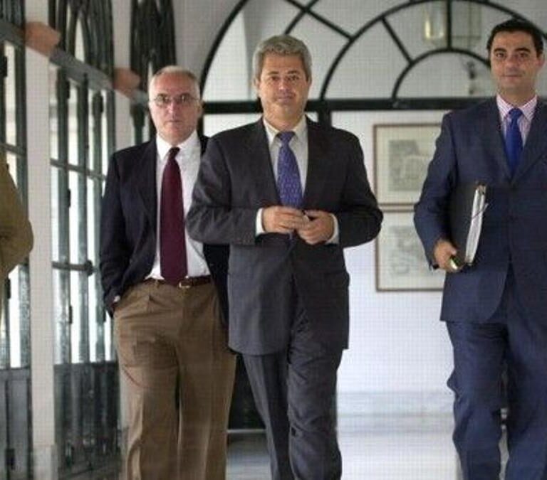 El marido de la exdirectora de la Guardia Civil está investigado por tres delitos en una rama de los ERE