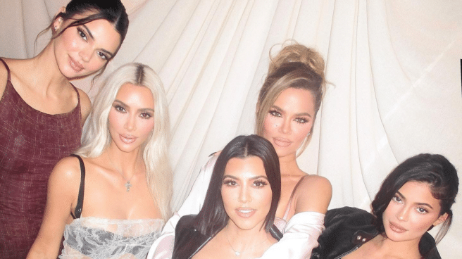 Kendall, Kim, Khloé, Kourtney y Kylie posan juntas Kendall, Kim, Khloé, Kourtney y Kylie posan juntas