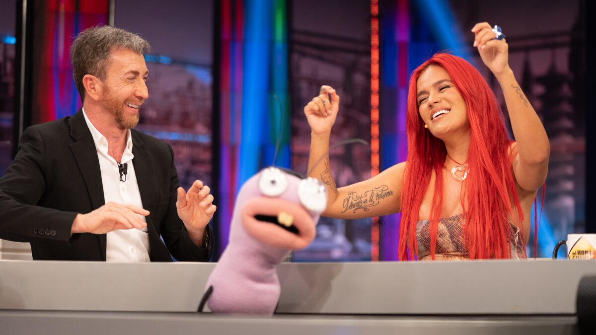 Karol G y Pablo Motos, en 'El Hormiguero'