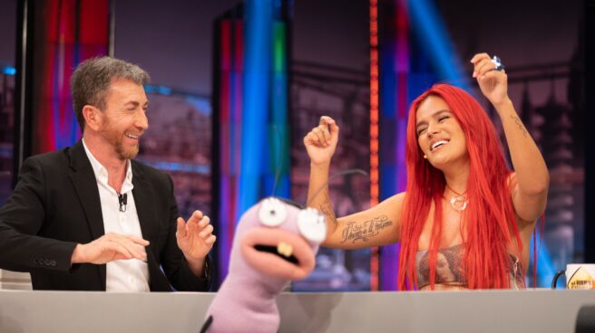 Karol G y Pablo Motos, en 'El Hormiguero'