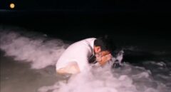 Adrián, de 'La isla de las tentaciones', se mete en el mar: otros participantes que huyeron en las hogueras