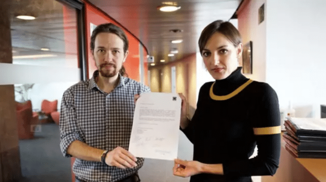 El demoledor hilo de una exeurodiputada de Podemos contra Pablo Iglesias: "Ahora van a saber lo que es ser desleal" La exeurodiputada de Podemos, Lorena Sánchez, junto a Pablo Iglesias en el Parlamento Europeo