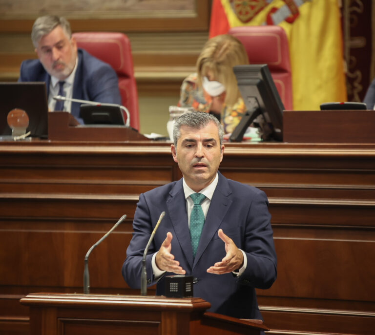 El presidente del PP canario confirma que el 'mediador' le informó hace un año de maniobras en su contra